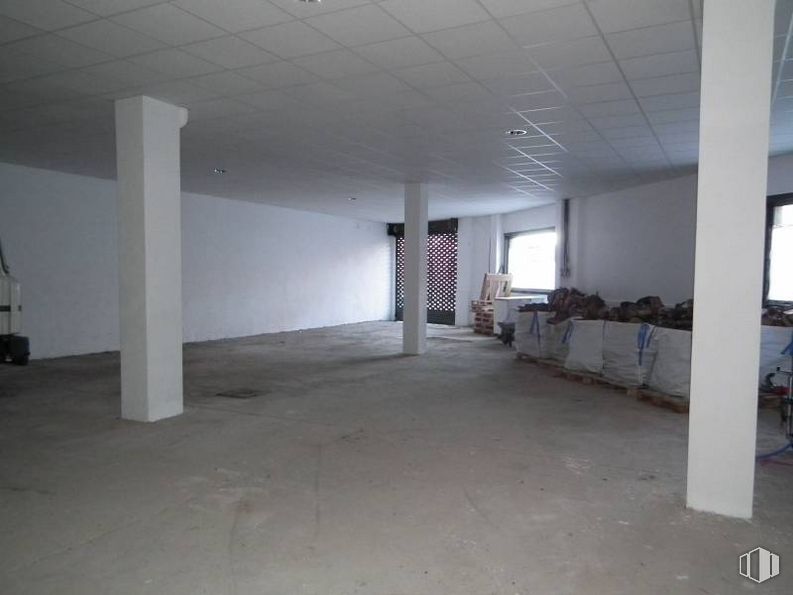 Retail for rent at Centro, San Agustín del Guadalix, Madrid, 28750 with window, hall, fixture, flooring, ceiling, space, concrete, event, composite material and plaster around