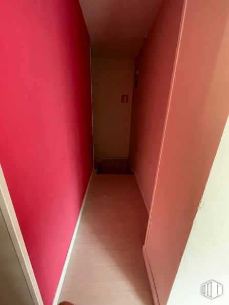 Retail for sale at Avenida Fuenlabrada, Leganés, Madrid, 28912 with door, wood, fixture, flooring, tints and shades, rectangle, magenta, symmetry, ceiling and house around