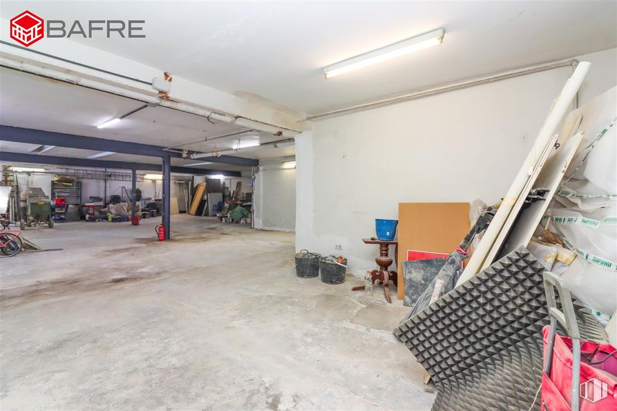 Industrial for sale at Calle Antonio Velasco Zazo, Usera, Madrid, 28026 with light fixture, lighting, flooring, floor, gas, composite material, wood, ceiling, engineering and parking around