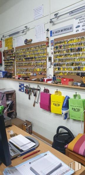 Retail for sale & for rent at Avenida Nuestra Señora Fátima, 95, Carabanchel, Madrid, 28047 with luggage & bags, table top, furniture, bag, table, shelf, building, desk, shelving and luggage and bags around