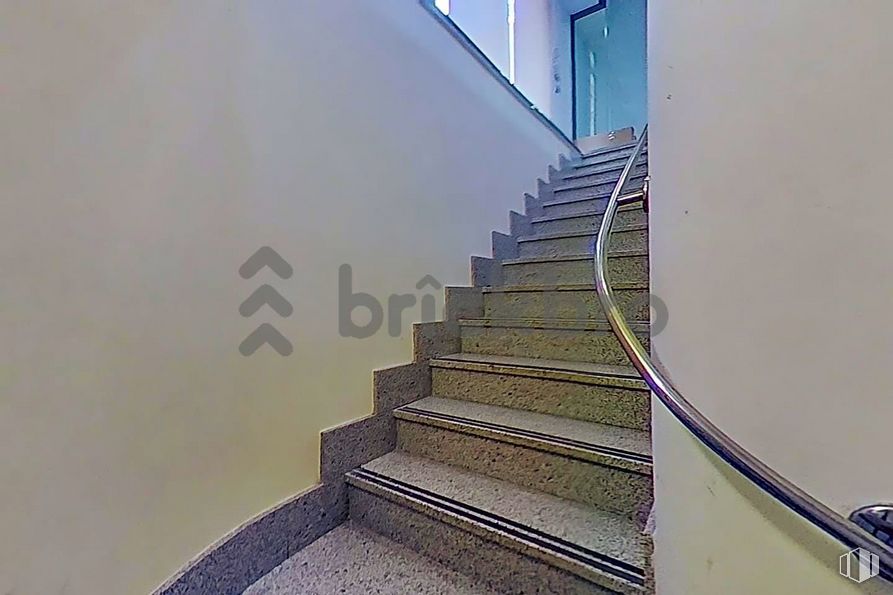 Retail for sale at Avenida Alberto Alcocer, Chamartín, Madrid, 28016 with stairs, wood, paint, fixture, slope, composite material, flooring, rectangle, glass and handrail around