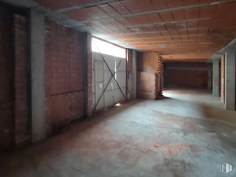 Retail for sale at Calle Carreteros, 9, Loeches, Madrid, 28890 with door, wood, hall, floor, flooring, wall, house, brickwork, brick and fixture around