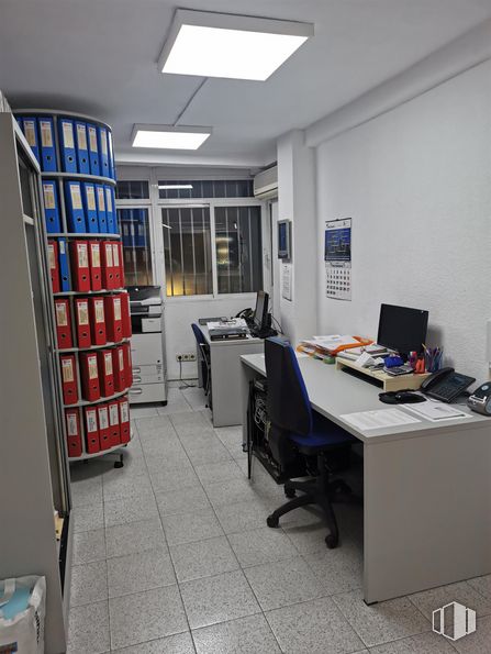 Oficina en alquiler en Avenida de la Constitución, 16, Móstoles, Madrid, 28931 con silla, lámpara, escritorio, alumbrado, estantería, pantalla de ordenador, mueble, mesa, ordenador y escritorio del ordenador alrededor