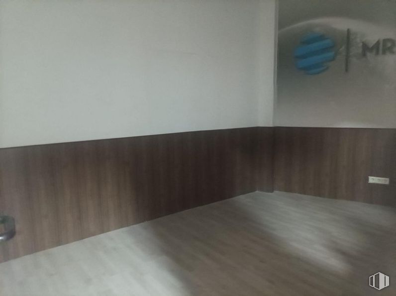 Local en venta en Calle Marcelino Roa Vázquez, Ciudad Lineal, Madrid, 28017 con mesa, madera, rectángulo, suelos, pintura, tinte para madera, suelo, suelo laminado, madera dura y barniz alrededor