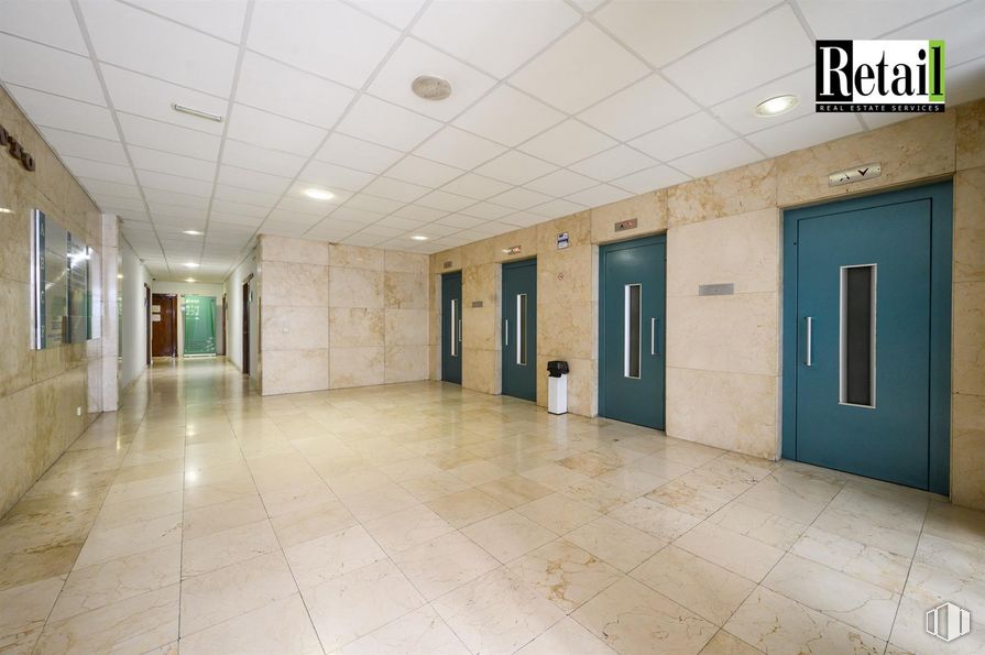 Oficina en alquiler y venta en Calle Montera, Centro, Madrid, 28013 con puerta, accesorio, edificio, suelo, hall, suelos, techo, vidrio, casa y transparencia alrededor