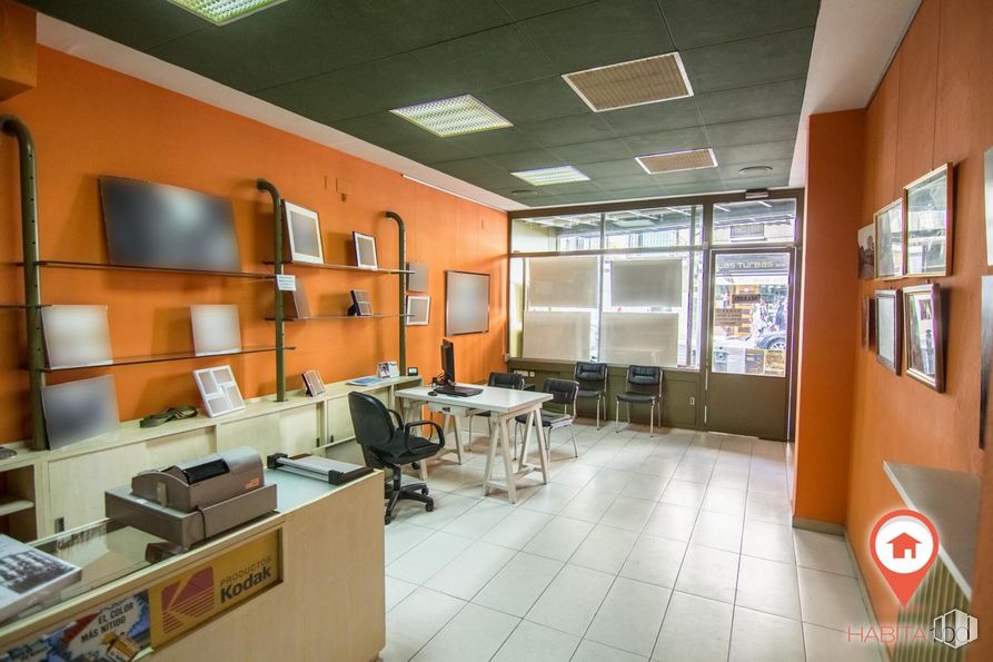 Retail for sale at Calle Calderón de la Barca, Cuenca, 16001 with luggage & bags, table, chair, interior design, architecture, flooring, floor, real estate, ceiling and desk around