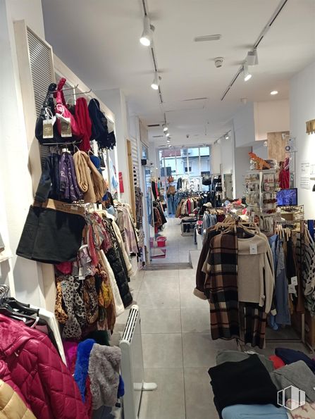 Retail for rent at Calle Ponferrada, 22, Fuencarral - El Pardo, Madrid, 28029 with bag, handbag, outerwear, retail, interior design, boutique, denim, clothes hanger, commercial building and ceiling around