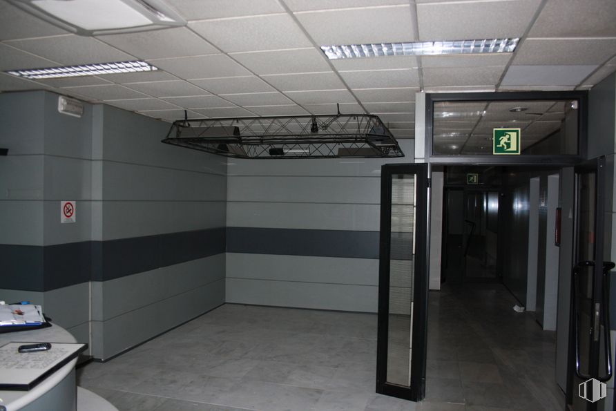 Oficina en alquiler en Edificio Auge III, Calle María Tubau, 4, Fuencarral - El Pardo, Madrid, 28050 con accesorio, piso, suelo, vidrio, exterior automotriz, techo, electricidad, mediante, aluminio y metal alrededor