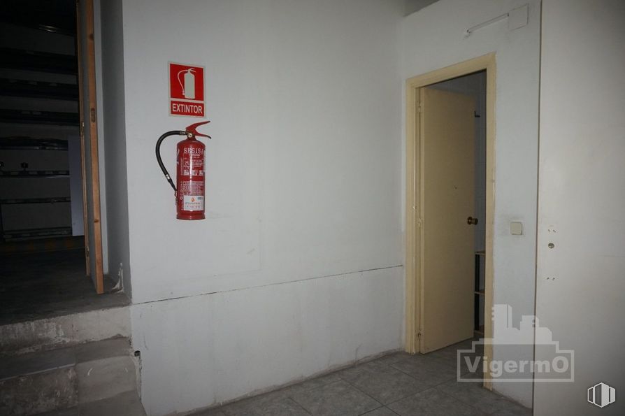 Local en venta en Avenida Constitución, Torrejón de Ardoz, Madrid, 28850 con puerta, productos envasados, propiedad, edificio, accesorio, madera, pared, gas, pintura y fuente alrededor