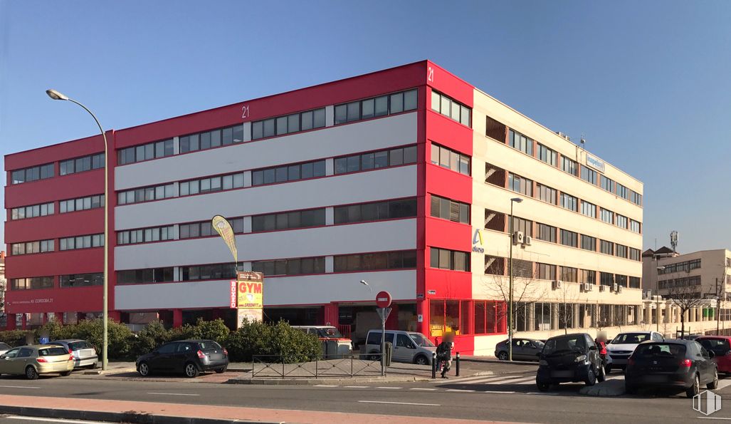 Oficina en alquiler en Avenida Córdoba, 21, Usera, Madrid, 28026 con coche, edificio, rueda, vehículo terrestre, neumático, cielo, planta, vehículo, condominio y diseño urbano alrededor