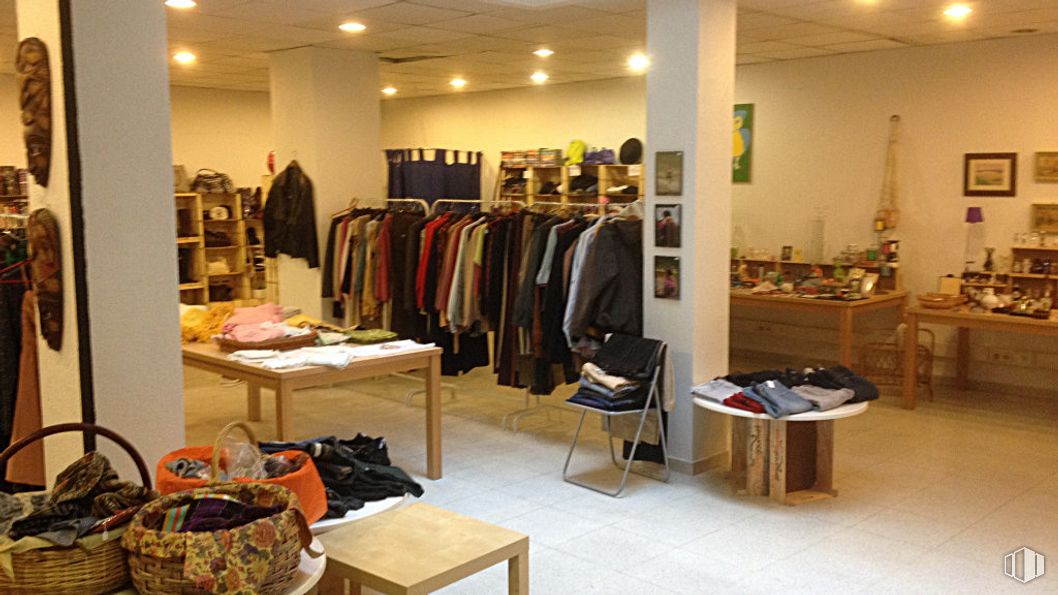 Local en venta en Zona Centro, Centro, Madrid, 28014 con mesa, equipaje y bolsos, ropa de calle, diseño automotriz, percha, bolsa, venta minorista, cesta de almacenamiento, estante y maletas y bolsos alrededor