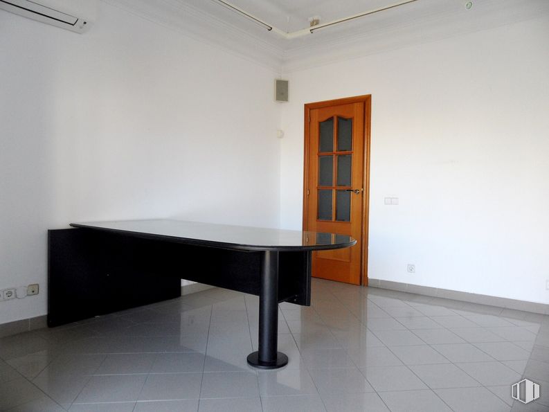 Oficina en alquiler en Centro urbano, Getafe, Madrid, 28901 con mesa, puerta, mueble, edificio, madera, rectángulo, diseño de interiores, pavimentos, piso y accesorio alrededor