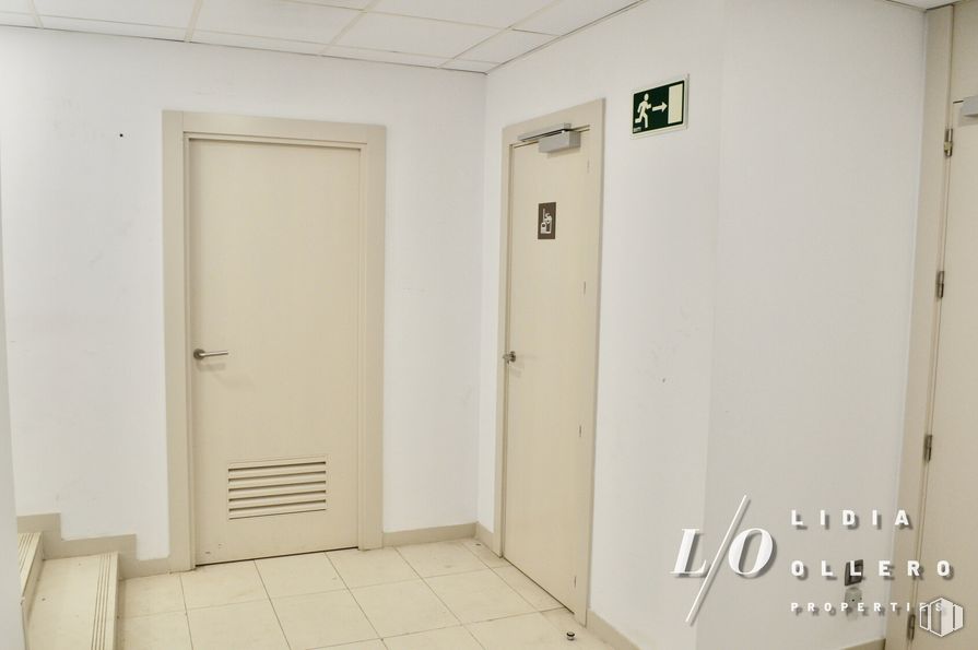 Oficina en alquiler y venta en Calle Francisco Gervás, Tetuán, Madrid, 28020 con mediante, edificio, resolver, accesorio, madera, casa, pared, inicio por, manija de la puerta y cerrojo muerto alrededor