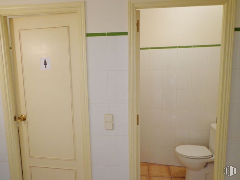 Retail for rent at Calle Bispo, Villaviciosa de Odón, Madrid, 28670 with toilet, door, wall, flooring, floor, bathroom, plumbing fixture, room, plumbing and tile around