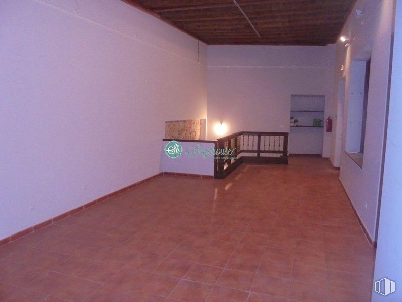 Local en alquiler en Calle San Frutos, Segovia, 40001 con edificio, casa, madera, pasillo, suelo, piso, madera, espacio, techo y evento alrededor