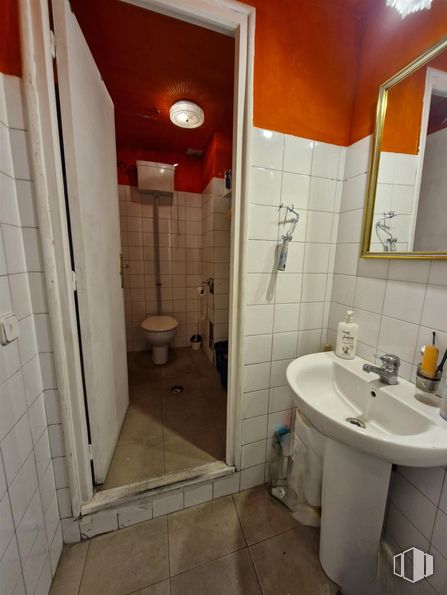 Retail for sale at Calle Marqués de Viana, Tetuán, Madrid, 28039 with sink, toilet, bathroom sink, plumbing fixture, bathroom, tap, flooring, floor, plumbing and toilet seat around