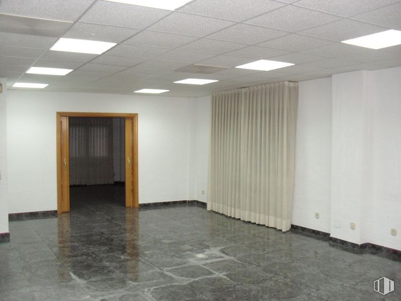 Industrial for sale & for rent at Polígono Industrial Sur, Colmenar Viejo, Madrid, 28770 with light fixture, lighting, fixture, hall, flooring, floor, wood, ceiling, tile flooring and space around