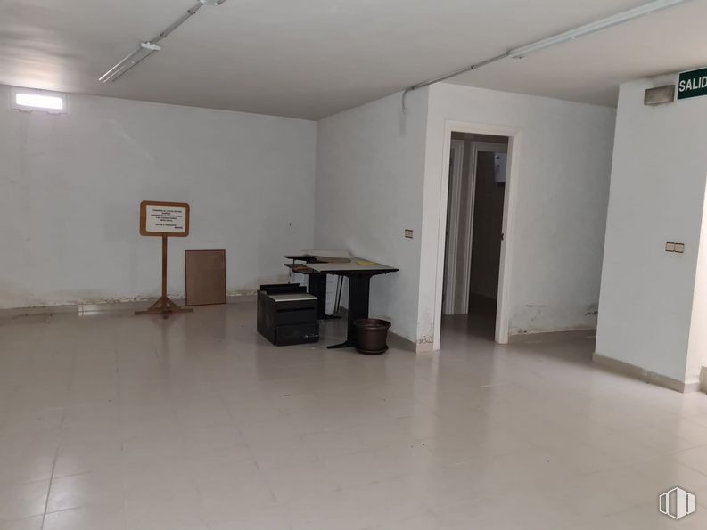 Local en venta en Zona Nueva Segovia, Segovia, 40006 con mesa, diseño de interiores, accesorio, edificio, pasillo, pavimento, piso, madera, puerta y madera alrededor