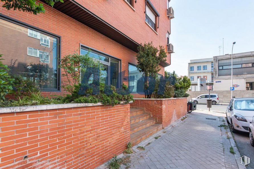 Local en venta en Calle Rocinante, Fuencarral - El Pardo, Madrid, 28034 con coche, ventana, edificio, planta, propiedad, rueda, neumático, matrícula del vehículo, superficie de la carretera y vehículo alrededor