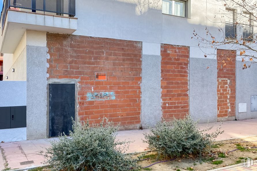 Local en alquiler y venta en Calle Francisco Salzillo, 7, Torrejón de Ardoz, Madrid, 28850 con ventana, planta, día, propiedad, albañilería, ladrillo, alumbrado, superficie de carretera, edificio y asfalto alrededor