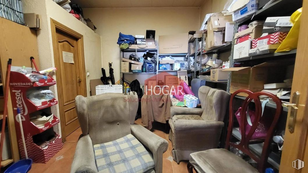 Retail for sale at Zona Universidad, Ávila, 05001 with chair, furniture, property, shelf, textile, interior design, wood, building, shelving and living room around