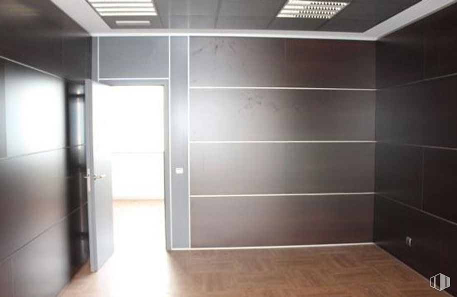 Oficina en venta en Calle Marie Curie, Rivas-Vaciamadrid, Madrid, 28529 con propiedad, edificio, madera, accesorio, piso, pavimentos, exterior automotriz, puerta, sombra y puerta de vehículo alrededor