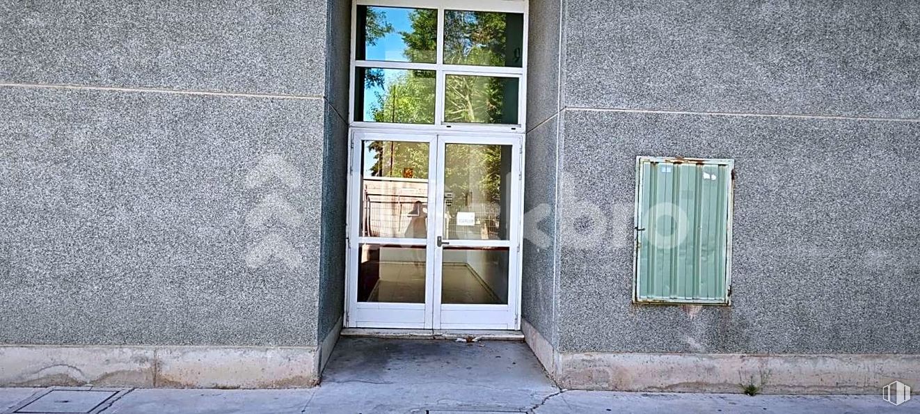 Oficina en alquiler y venta en Avenida Andalucía, Villaverde, Madrid, 28041 con puerta, ventana, accesorio, madera, rectángulo, fachada, vidrio, material compuesto, tintes y matices y puerta de casa alrededor