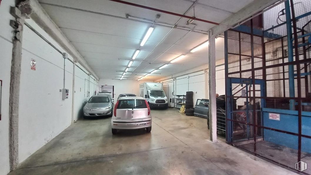 Nave en alquiler y venta en Polígono Prado Overa, Leganés, Madrid, 28914 con coche, alumbrado, iluminación del automóvil, exterior del automóvil, luz de estacionamiento, neumático de automoción, aparcamiento, aparcamiento, luces traseras y de freno y sistema de ruedas para automóviles alrededor