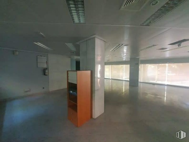 Local en venta en Calle Granadilla, Majadahonda, Madrid, 28220 con accesorio, suelos, suelo, edificio, vidrio, techo, hall, espacio, material compuesto y arte alrededor