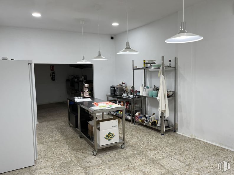 Retail for rent at Zona Centro, San Sebastián de los Reyes, Madrid, 28700 with lighting, light fixture, table, desk, ceiling, flooring, floor, interior design, furniture and aluminium around