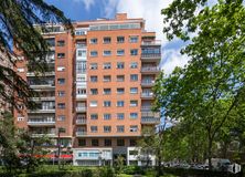 Office for rent at Avenida Alberto Alcocer, 7, Chamartín, Madrid, 28036 with building, sky, cloud, plant, window, tree, tower block, condominium, vegetation and urban design around