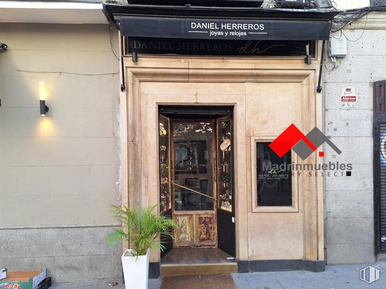 Retail for rent at Plaza Matute, Centro, Madrid, 28014 with houseplant, door, plant, property, flowerpot, building, neighbourhood, font, facade and real estate around