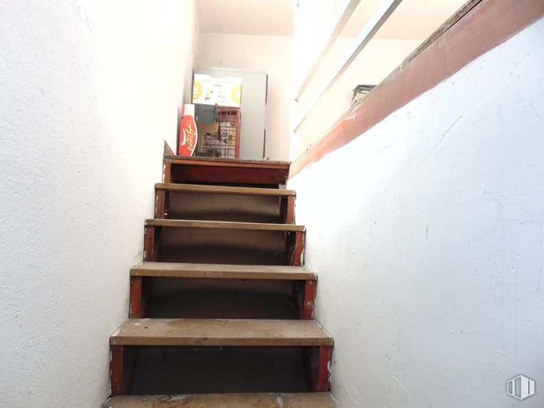 Retail for sale at Calle Tiemblo, Ávila, 05002 with bookcase, stairs, wood, flooring, floor, building, paint, hardwood, fixture and house around