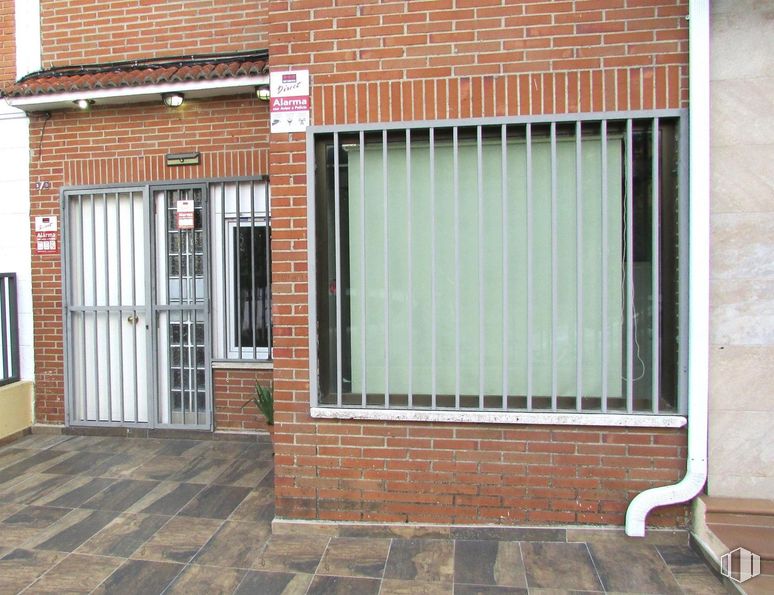 Local en venta en Calle Maestro Serrano, Collado Villalba, Madrid, 28400 con propiedad, ventana, edificio, accesorio, madera, albañilería, ladrillo, material de construcción, arquitectura y superficie de la carretera alrededor