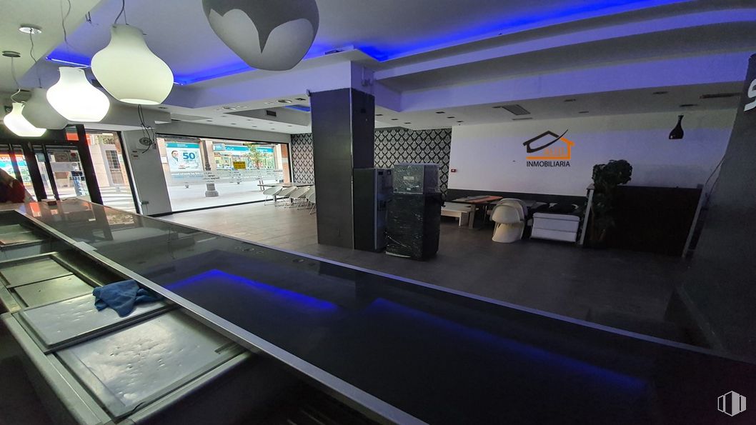 Retail for rent at  Calle Santa Isabel, Leganés, Madrid, 28911 with lighting, flooring, ceiling, building, glass, room, leisure, luxury vehicle, display device and machine around