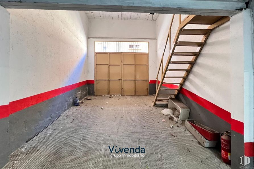 Local en venta en Zona Villaverde Alto, Villaverde, Madrid, 28021 con escalera, puerta, suelo, suelos, material compuesto, hormigón, pintura, material de construcción, escayola y sótano alrededor