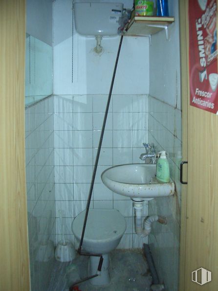 Local en alquiler en Barrio del Pilar, Fuencarral - El Pardo, Madrid, 28029 con fregadero, accesorio de fontanería, grifo, lavabo de baño, baño, púrpura, piso, fontanería, pared y instalación de fontanería alrededor