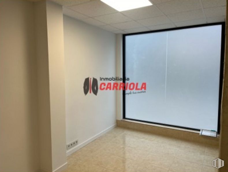 Retail for rent at Zona centro, La Torre de Esteban Hambrán, Toledo, 45920 with whiteboard, fixture, building, flooring, event, automotive exterior, ceiling, glass, composite material and aluminium around