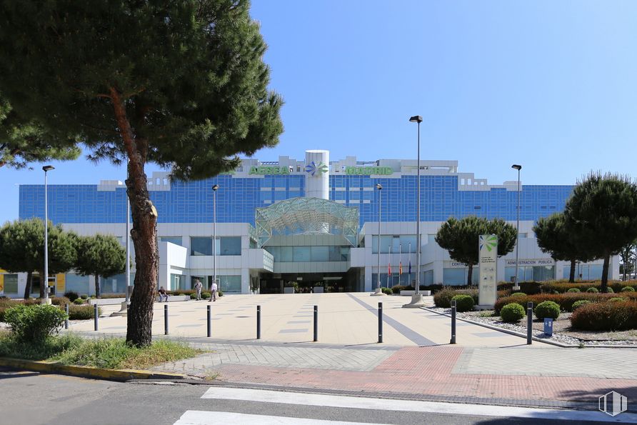 Oficina en alquiler en Edificio Servicios Generales, Aeropuerto AS Madrid Barajas, Barajas, Madrid, 28042 con edificio, cielo, planta, árbol, luz de la calle, diseño urbano, línea, fachada, bienes raíces y ciudad alrededor