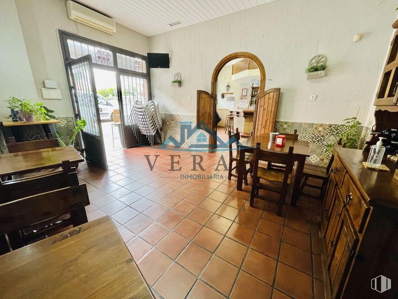 Retail for rent at Carretera Calera y Chozas, Talavera de la Reina, Toledo, 45600 with kitchen & dining room table, cabinetry, chair, furniture, table top, picture frame, plant, table, houseplant and wood around