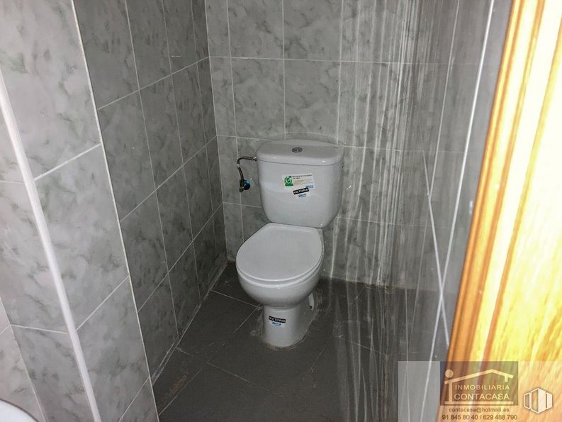 Retail for sale at Zona Centro, Colmenar Viejo, Madrid, 28770 with toilet, toilet seat, bathroom, plumbing fixture, purple, flooring, floor, plumbing, household supply and bathroom accessory around