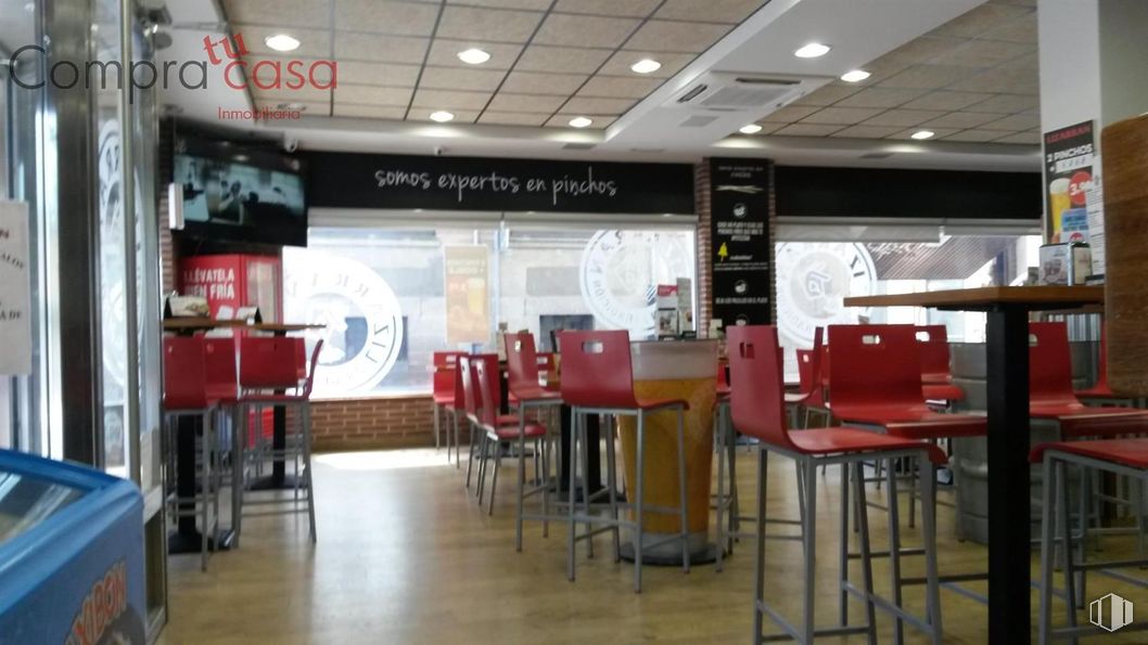 Retail for rent at Casco histórico, Segovia, 40001 with chair, table, interior design, restaurant, furniture, fast food restaurant, logo, advertising, cafeteria and food court around