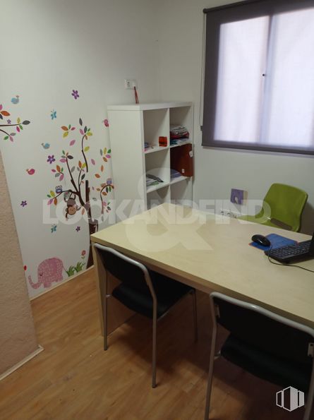 Retail for sale & for rent at Centro urbano, Talavera de la Reina, Toledo, 45600 with chair, table, furniture, window, wood, architecture, interior design, building, desk and floor around