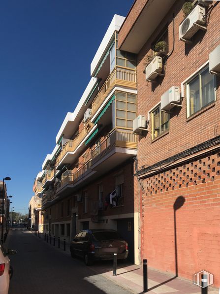 Retail for sale at Calle de Fernando Barrachina, 42, Getafe, Madrid, 28904 with window, car, building, sky, vehicle, house, neighbourhood, urban design, condominium and residential area around