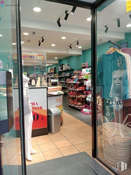 Retail for rent at Centro Urbano, Leganés, Madrid, 28911 with retail, shelf, commercial building, display case, shelving, undergarment, customer, outlet store, display window and shopping mall around