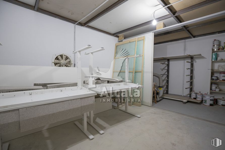 Nave en alquiler en Calle Jaén, Alcalá de Henares, Madrid, 28804 con interiorismo, edificio, fregadero, suelo, suelos, accesorio, techo, servicio, material compuesto y accesorios de fontanería alrededor