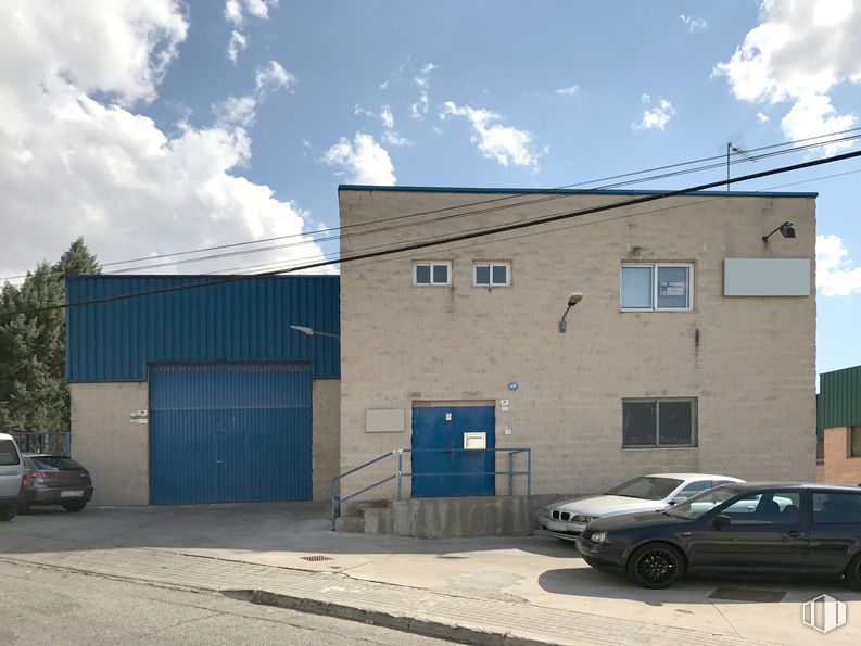 Nave en venta en Zona Industrial, Paracuellos de Jarama, Madrid, 28860 con coche, puerta, ventana, luz de estacionamiento automotriz, nube, rueda, neumático, cielo, vehículo terrestre y vehículo alrededor