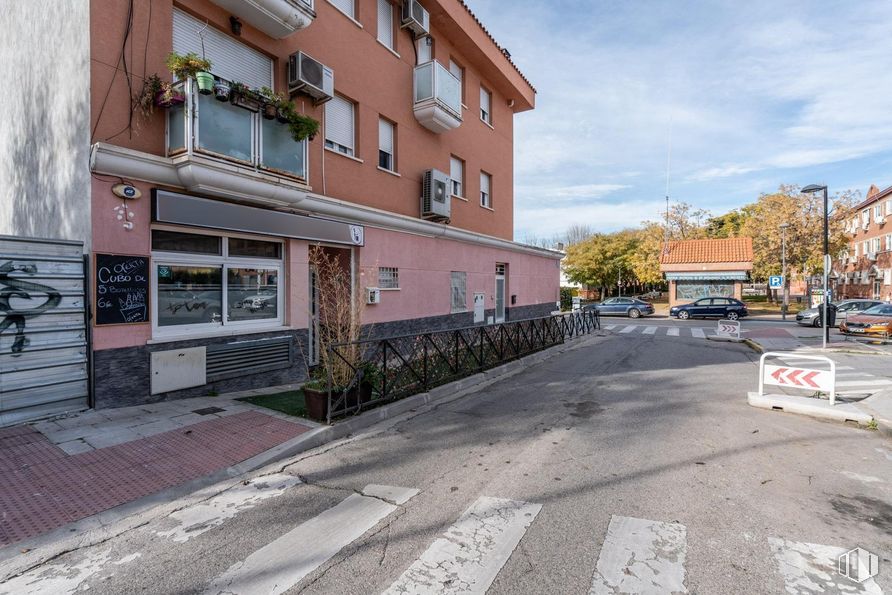 Retail for sale at Travesía de Federico García Lorca, 5, Mejorada del Campo, Madrid, 28840 with building, window, neighbourhood, automotive exterior, residential area, automotive lighting, automotive parking light, asphalt, street and apartment around