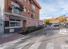 Local en venta en Travesía de Federico García Lorca, 5, Mejorada del Campo, Madrid, 28840 con edificio, ventana, barrio, exterior del automóvil, zona residencial, iluminación del automóvil, luz de estacionamiento, asfalto, calle y apartamento alrededor