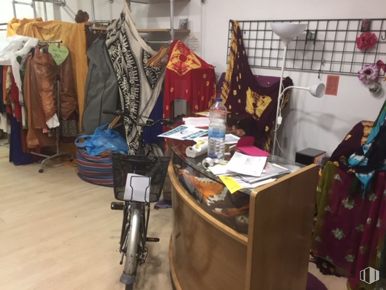 Retail for rent at Plaza del Arrabal, 21, Arévalo, Ávila, 05200 with tire, bicycle, luggage & bags, furniture, wheel, product, floor, wall, bicycle wheel and fashion design around